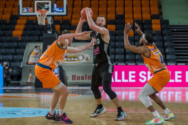 少一人作战 少一人作战